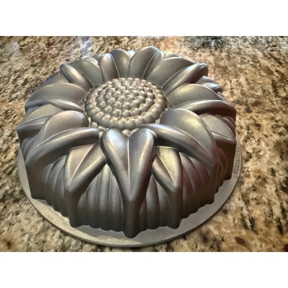 Nordic Ware 10 Cup Sunflower Bundt Pan Flower Cake Non Stick Bake Ware 10.5